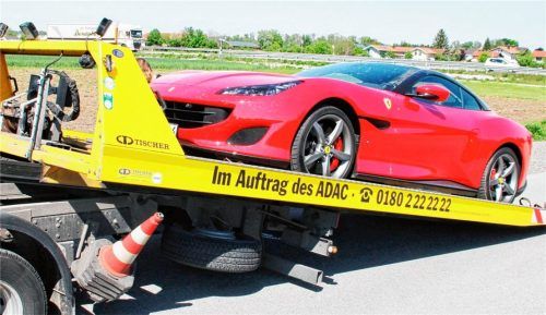 Abgeschleppt: Dieses Bild entstand vor einigen Tagen, nachdem die Polizei ein illegales Autorennen auf der B15 zwischen Heilig Blut und Pfraundorf unterbrochen hat. Beide beteiligten Fahrzeuge, unter anderem dieser rote Ferrari, wurden sichergestellt. Foto reisner