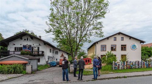 Abkürzung: Zwischen der Schule und dem Anwesen von Johannes Herzog wird in Zukunft ein neuer Weg verlaufen. Ein Projekt der Vogtareuther Gemeindeentwicklung, das auch dem privaten Anlieger neue Möglichkeiten eröffnet. Beim Ortstermin waren dabei (von links): Johannes Herzog, Bürgermeister Rudolf Leitmannstetter, Architekt Gerhard Hajer, Gerhard Rinser von der Teilnehmergemeinschaft Dorfentwicklung und Schulleiterin Claudia Decker.Fotos  Thomae