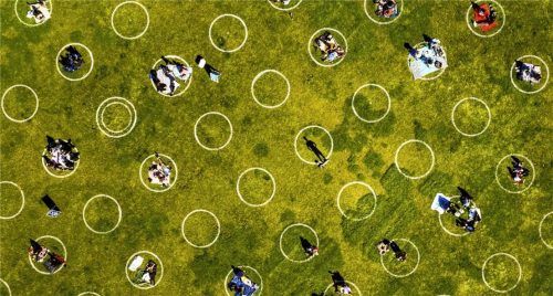 Abstand vorgeschrieben: Im Dolores Park in San Francisco sind Kreise aufgemalt, um die soziale Distanzierung einzuhalten. Foto dpa