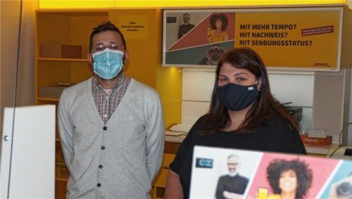 Alexander Körbel von Schreibspezi und Filialleiterin Sarah Rastel sind bereit für die Postkunden, die ab 2. Juni die neue Filiale in der Prager Straße 8 ansteuern. Foto  Grundner
