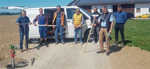 Alle Leitungen sind verlegt. Taufkirchens Bürgermeister Jakob Bichlmaier (von links), Franz Osl, Ludwig Brandwirth, Eduard Steiner und Martin Saller, Kraiburgs Bürgermeister Herbert Heiml und Josef Hogger freuen sich darüber. Foto Fill