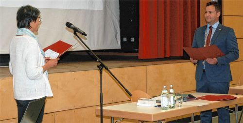 Als ältestes Mitglied im Gemeinderat nahm Barbara Bischoff (AWG) Aschaus neuem Bürgermeister Christian Weyrich den Amtseid ab. Foto  Lohmann