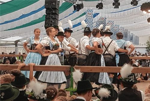 Am Pfingstwochenende beim eigenen Jubiläum tanzen, das hatten sich die Vogtareuther Trachtler so schön vorgestellt. Der Auftritt ist wegen Corona verschoben. Foto re