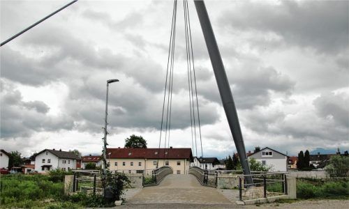 An der Fußgängerbrücke über die Mangfall wurde der nun verurteilte Exhibitionist zuletzt auffällig. Foto  Riediger