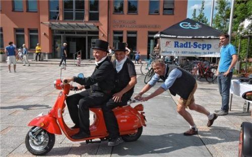 Anschieben war immer mehr Rainer Auers Ding als repräsentieren. Meist politisch, aber manchmal nahm er‘s auch wörtlich, wie hier bei einem Energiespartag vor dem Rathaus. Foto Schlecker
