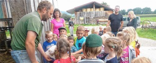 Auch der Besuch auf einem Bauernhof gehört zu den Höhepunkten im Raublinger Ferienprogramm. Die Aufnahme entstand im vergangenen Jahr.Foto ferienprogrammR