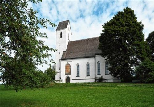 Auch in der Fürstätter Kirche St. Quirinus weisen Ordner am Eingang auf die Sicherheitsmaßnahmen hin. Foto Schlecker