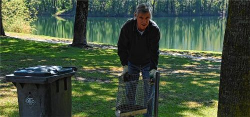 Auch Kiosk-Pächter Josef Hackner kümmert sich um die Sauberkeit an „seinem“ See.