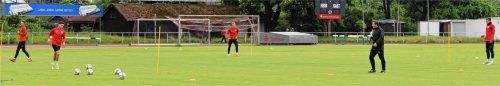 Auf Abstand: Die Regionalliga-Kicker des TSV 1860 Rosenheim haben das Training in Kleingruppen wieder begonnen – hier angeleitet von Co-Trainer Gerald Straßhofer.