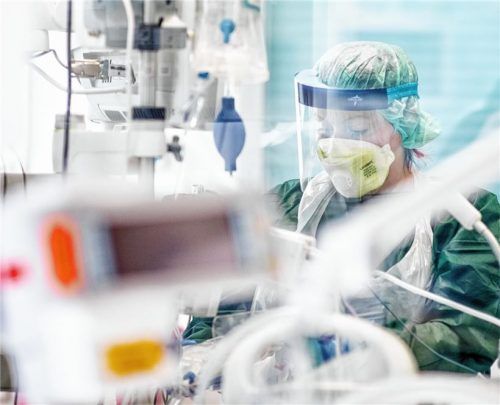 Auf den Intensivstationen wird um das Leben vieler Covid-Patienten gekämpft (Symbolbild), so auch im Fall von Eva T. aus Kolbermoor. Foto Marcel Kusch/dpa