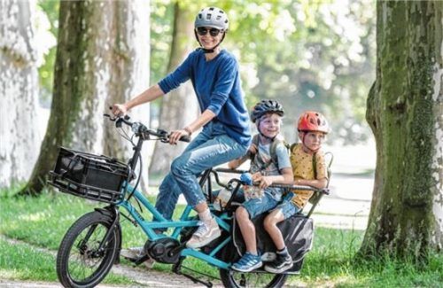 Auf der Rückbank finden bequem zwei Kinder Platz. Foto ampnet/Tern