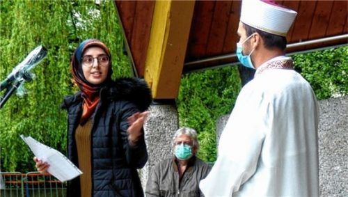 Auf Initiative von Pfarrer Lars Schmidt haben Vertreter der Kirchen und der Kommunalpolitik mit den Vertretern der türkisch-islamischen Gemeinde, hier Dialogbeauftragte Nurseda Baskent und Imam Önder Eyvaz, für Frieden in den Herzen und Köpfen gebetet.Foto  Fischer