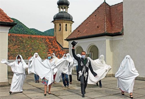 Auf zur Geisterstunde: Ab Pfingstsonntag öffnet auch das Schloss Hohenaschau wieder seine Türen. Neu im Führungsangebot ist eine familiengerechte Gespensterführung, für die sich Tourismuschef Herbert Reiter, seine Kollegin Corinna Sperger (vorne Mitte) und das Führungsteam schon mal in gruselige Schale geschmissen haben. Alle Infos zum Besuch im Schloss und den aufgrund des Coronavirus bestehenden Hygienebestimmungen gibt es unter www.aschau.de.Foto re