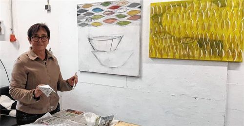 Aus OVB-Zeitungspapier fertigt die Künstlerin die Schiffchen, die die Überfahrt in eine andere Welt symbolisieren.