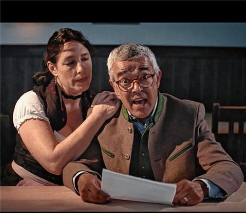 Ausschnitt aus dem Video: Claudia Mabell und Eric Brodka spielen im Schmähvideo „Eric und die Verunsicherten – der Wirt brennt“ ein Wirtsehepaar. Foto Screenshot