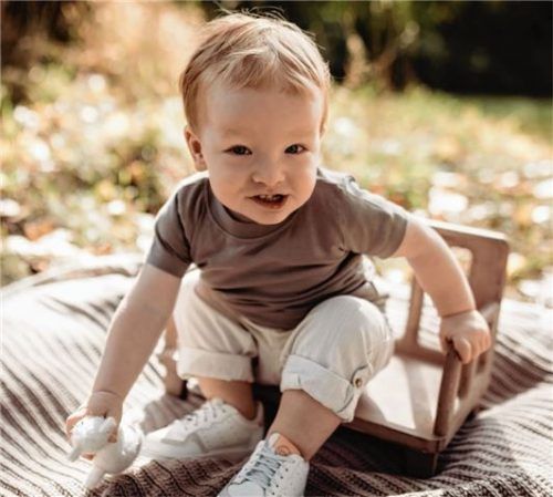 Baby gekonnt in Szene setzen. Mit der Digitalkamera oder dem Smartphone lassen sich schöne Momente für immer festhalten.