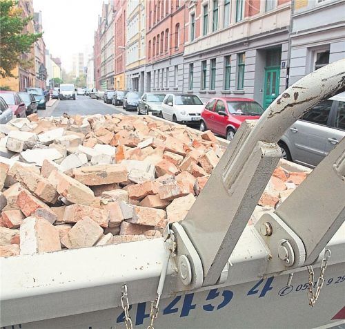 Bauschutt trennen zahlt sich aus – wer alles unsortiert entsorgen will, kann Ärger bekommen. Foto dpa/Remmers