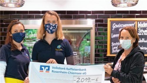 Bei der Scheckübergabe (von links): Magdalena Morgott, Hotelfachfrau-Auszubildende im Hotel zur Post Rohrdorf, Pia Albrecht, derzeit Aushilfe in der Metzgerei, und Gabriele Prankl, Pflegedienstleitung im Sozialwerk Rohrdorf.Foto re