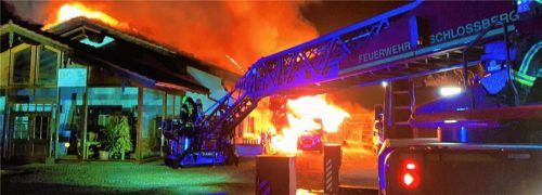 Beim Großbrand in einer Schreinerei konnten alle anwesenden Feuerwehren, auch die aus Schloßberg, nicht verhindern, dass die Schreinerei abbrannte. Foto  ffw