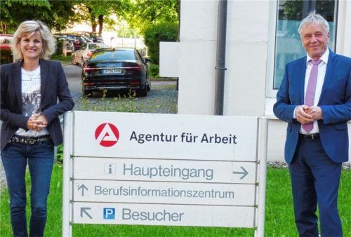 Besuch mit Sicherheitsabstand: Bundestagsabgeordnete Daniela Ludwig und Michael Schankweiler, Vorsitzender der Geschäftsführung der Agentur für Arbeit Rosenheim. Foto re