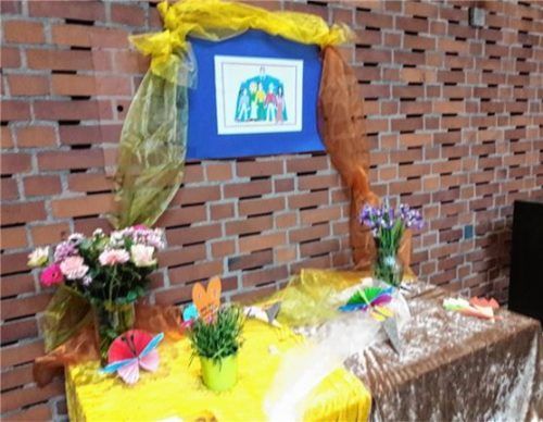 Blumen und Bilder schmücken derzeit den Marienaltar. Maiandachten finden nicht statt. Foto Legler-Kelmendi und Rixom