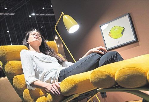 Braucht Raum: ein Lesesessel (oben). Je kleiner das Möbel, desto bunter darf es sein (oben rechts.). Elegant und in: Kombinationen (rechts)Fotos dpa/gabbert