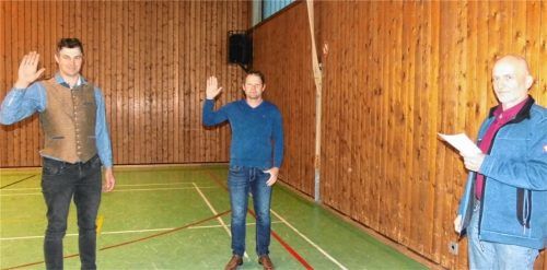 Bürgermeister Alfons Mittermaier (rechts) nahm seinen beiden Stellvertretern Tobias Grundner (links) und Johannes Haider den Amtseid ab. Foto  Fill
