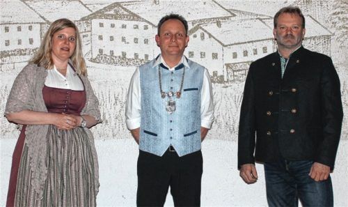 Bürgermeister Daniel Mair (CSU, Mitte) mit seinen beiden Stellvertretern Josef Prankl, Parteifreie Wählergruppe Frasdorf (PWGF) und Gabriele Stein, Freie Wählergemeinschaft Umrathshausen (FWGU).Foto rehberg