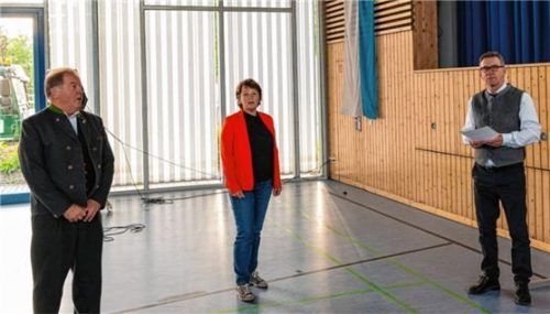 Bürgermeister Georg Huber (rechts) vereidigt Dritte Bürgermeisterin Christine Eckert und Zweiten Bürgermeister Christoph Heibler.Foto Nitzsche