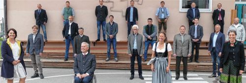 Bürgermeister Hajo Gruber (im Rollstuhl) mit den Mitgliedern des Kiefersfeldener Gemeinderats.Foto  Hoffmann