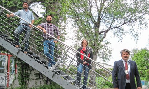 Bürgermeister Sepp Reithmeier mit den neuen Gemeinderäten Monika Lex (FW), Georg Schartner junior (CSU) und Johann Babinger (FW, von rechts) − im für Corona-Zeiten gebührenden Abstand.Fotos Graichen