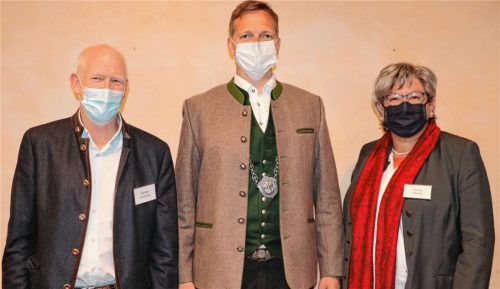 Bürgermeister Simon Frank (ZfA, Bildmitte) mit seinen beiden Stellvertretern Michael Andrelang (CSU) und Monika Schmid (FWG).Foto rehberg