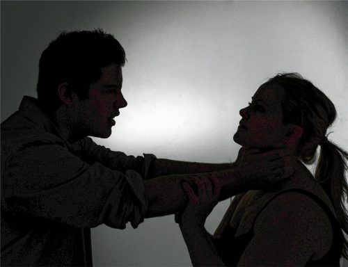 Bundesweit nimmt die Zahl der Fälle zu: Aufgrund vieler Einschränkungen ist die Corona-Krise für Opfer häuslicher Gewalt besonders schwer zu ertragen. Foto dpa