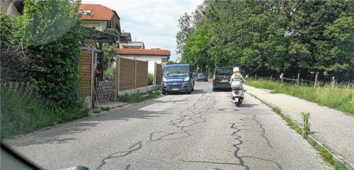 Busse, Laster, Autos, Motorräder und Mopeds – auf der Wasserburger Straße ist täglich einiges geboten. Dagegen will sich ein Anwohner mit einem Lärmschutzzaun schützen. Und darf das jetzt auch. Foto  Hampel