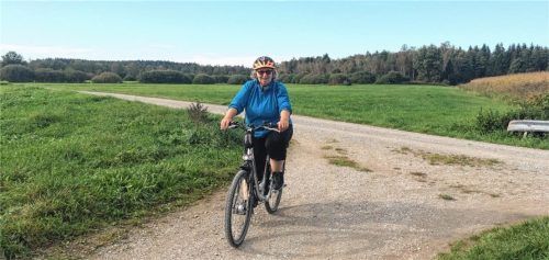 Christine Wittke war schon als junge Frau sehr sportlich und auch jetzt, mit 80 Jahren, liebt sie das Fahrradfahren. Foto  privat