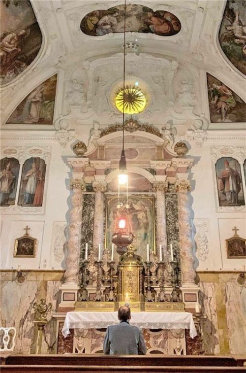 Claus Reiter, Vorsitzender des Trachtenvereins Hohenaschau, war beim sonst groß gefeierten Jahrtag dieses Mal allein in der Schlosskapelle. Foto Hötzelsperger