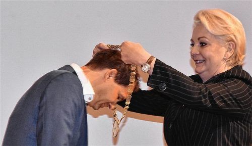 Corona-gefährlich, aber von Herzen: Gabriele Bauer hängt ihrem Nachfolger Andreas März die Oberbürgermeisterkette um. Die Vereidigung hatte ÖDP-Stadtrat Horst Halser übernommen, als ältestes Mitglied des Stadtrats.Fotos Schlecker