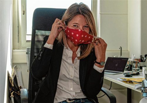 „Corona-Masken müssen nicht scheußlich sein“, meint Heidrun Keim. Auf ihrer Internet-Plattform Covima.de will sie Anbietern von „Masken mit Chic“ eine Präsentationsmöglichkeit bieten. Foto  Thomae