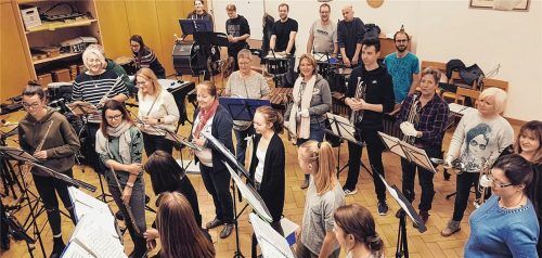 Das Foto entstand Anfang März bei einer der letzten Proben des Spielmannszugs Stephanskirchen im Roten Schulhaus Schloßberg. Viele Musikfreunde vermissen seitdem den persönlichen Kontakt. Foto re