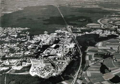 Das Luftbild aus dem Jahr 1971 eröffnet die Perspektive vom Westen auf die Stadt und den Staatswald „Mühldorfer Hart“ im Osten, der nicht nur bei der Stadt Waldkraiburg, sondern auch bei anderen Gemeinden Begehrlichkeiten weckt.Foto Stadtarchiv