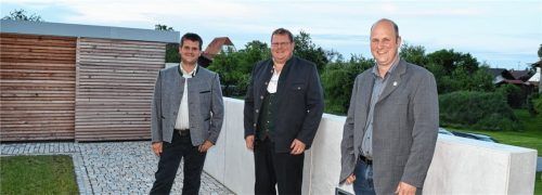 Das neue Trio für Schechen: Bürgermeister Stefan Adam (Mitte), Zweiter Bürgermeister Josef Rausch (links) und Dritter Bürgermeister Stephan Dialler.Foto KHE