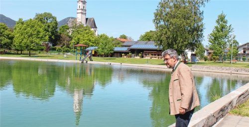 Das Schwimmbad in Flintsbach präsentiert sich derzeit menschenleer. Die Entscheidung, wann Schwimmbäder wieder öffnen dürfen, ist seitens der Landesregierung noch nicht gefallen. Bürgermeister Stefan Lederwascher macht sich vor Ort ein Bild .Foto Steffenhagen