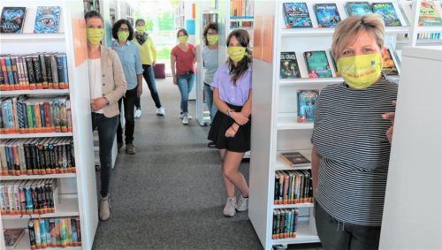 Das Stadtbücherei-Team wartet schon auf seine Kunden: Sabrina Eickmann, Andrea Sondhauß, Tatjana Feuerer (links von vorne nach hinten) sowie Gudrun Holzhauser, Sandra Wolf, Romana Edinger und Sabine Bruckschlegl (rechts von vorne nach hinten). Foto  Baumann
