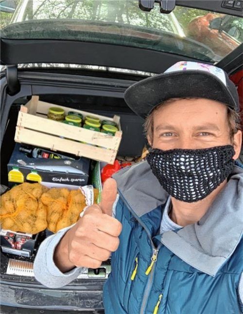 Daumen hoch: Ben Blaskovic posiert vor seinem mit Lebensmitteln für die Tafel gefüllten Kofferraum. Foto privat