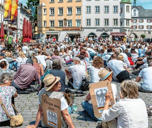 Demonstrationen gegen die Corona-Maßnahmen und für die Grundrechte hebelten die gültigen Beschränkungen wie Abstandsregelungen und Mundschutztragen aus. Neue Konzepte werden jetzt erarbeitet, um einen weiteren Lockdown zu verhindern. Foto Thomae