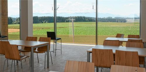 Den Blick auf die Berge von der Cafeteria der Schön Klinik Vogtareuth aus genießen momentan nur wenige Patienten oder Mitarbeiter. Foto Ammelburger