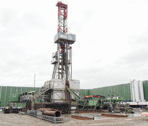 Der 41 Meter hohe Bohrturm könnte trotz des enttäuschenden Förderergebnisses in Ampfing wieder zum Einsatz kommen: entweder an einem anderen Ölfeld westlich davon oder am Standort in Schicking zur Erkundung des Geothermiehorizonts.Fotos  Archiv/Bartschies/RDG