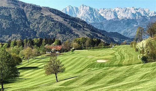 Der Bergblick und der grenzübergreifende Golfplatz sind in Reit im Winkl europaweit einmalig. Doch bringt diese Besonderheit aktuell einige skurrile Momente mit sich: Sechs Löcher auf österreichischem Grund dürfen bespielt werden, doch die deutsche Seite bleibt gemäß den aktuellen Corona-Beschränkungen dicht.Fotos  re