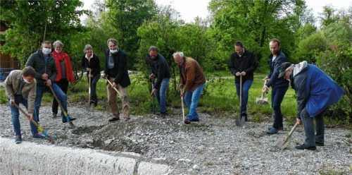 Der halbe Gemeinderat und Vertreter des Fördervereins Naturbad legten beim Spatenstich Hand an: (von links) Adrian Hilge, Anton Voglmaier, Anette Lehmann, Angelika Hefer, Bürgermeister Dr. Herbert Heiml, Gerhard Rauscher, Ernst Kirmeier, Sepp Wimmer, Gerald Seidinger vom Förderverein und Werner Schreiber.Foto  Bachmaier