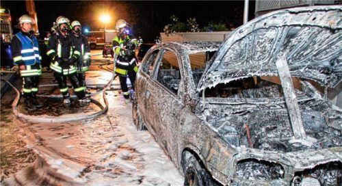 Der Opel der 19-jährigen Rosenheimerin brannte vollständig aus, der Schaden liegt bei rund 5000 Euro. Die Brandursache war ein technischer Defekt am Fahrzeug.